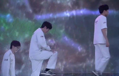 温馨一幕！Rookie达成LPL1000场成就 队员赛后端上蛋糕共同祝贺