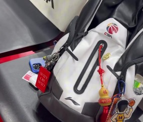 一生要赢的Ben Li👀李弘权包挂和球鞋都有“win or win”字样