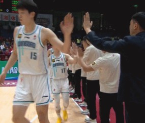 👀刘维伟确实不在！青岛众将和临场主帅刘明涛击掌后进场