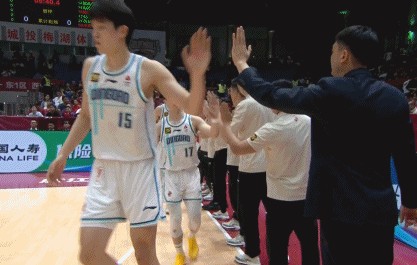👀刘维伟确实不在！青岛众将和临场主帅刘明涛击掌后进场