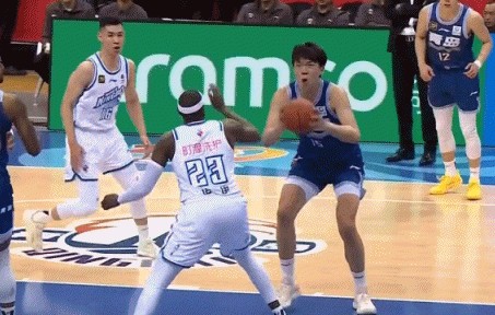 有点小懊恼！杨瀚森被犯规但绝佳机会没有扣进 拍了下自己脑袋