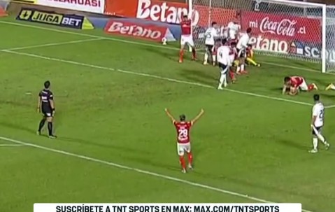 离谱！38岁比达尔踢飞点球+头球乌龙，恼羞成怒与自家门将大吵