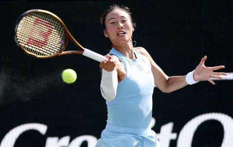 WTA查尔斯顿站：郑钦文2-1梅尔滕斯 进八强将战9号种子