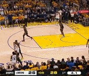 😏直捣黄龙!亚历山大-沃克突破飞身上篮得分