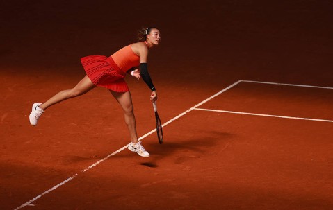 一轮游！WTA马德里站：郑钦文30次非受迫失误0-2波塔波娃