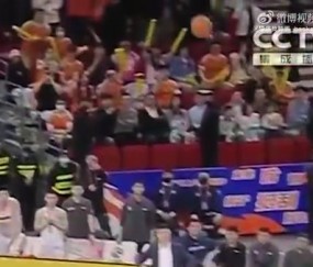 嘻嘻😁不嘻嘻😥哈维完成绝杀后 徐昕从替补席站起来呆在原地