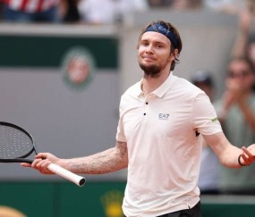 法网男单爆冷门！9号种子两盘在握遭逆转，遗憾止步无缘32强