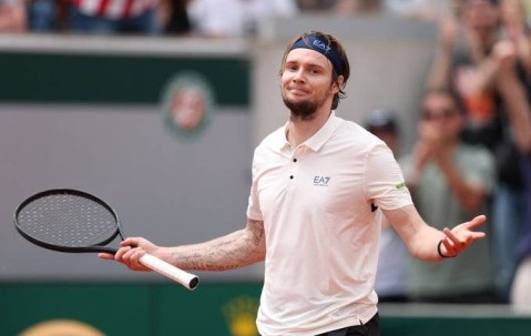 法网男单爆冷门！9号种子两盘在握遭逆转，遗憾止步无缘32强