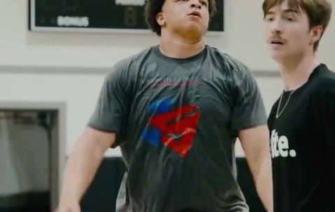 下赛季还回来吗？洛夫顿晒近期训练视频 还穿着上海队的短裤