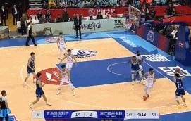 攻防压制！王睿泽压哨打板三分命中 青岛17-2领先&浙江前12投0中
