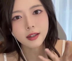 骆歆直播遭网友调侃怒向镜头伸舌头：我是我们一群人中舌苔最好的