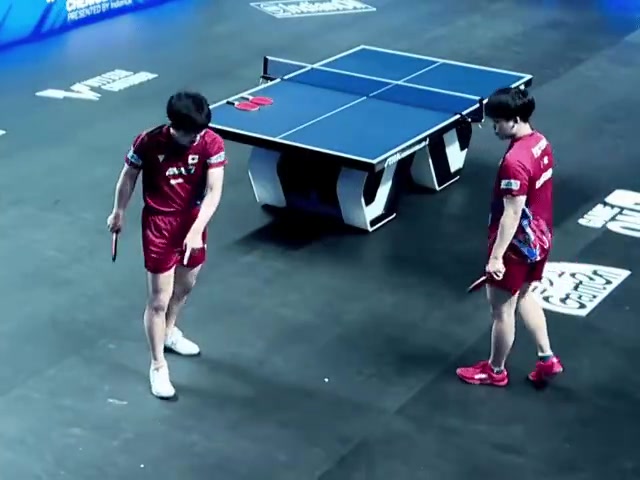 这场地绝了😂WTT印度站比赛，张本智和赛中疑遭天降鸟屎💩
