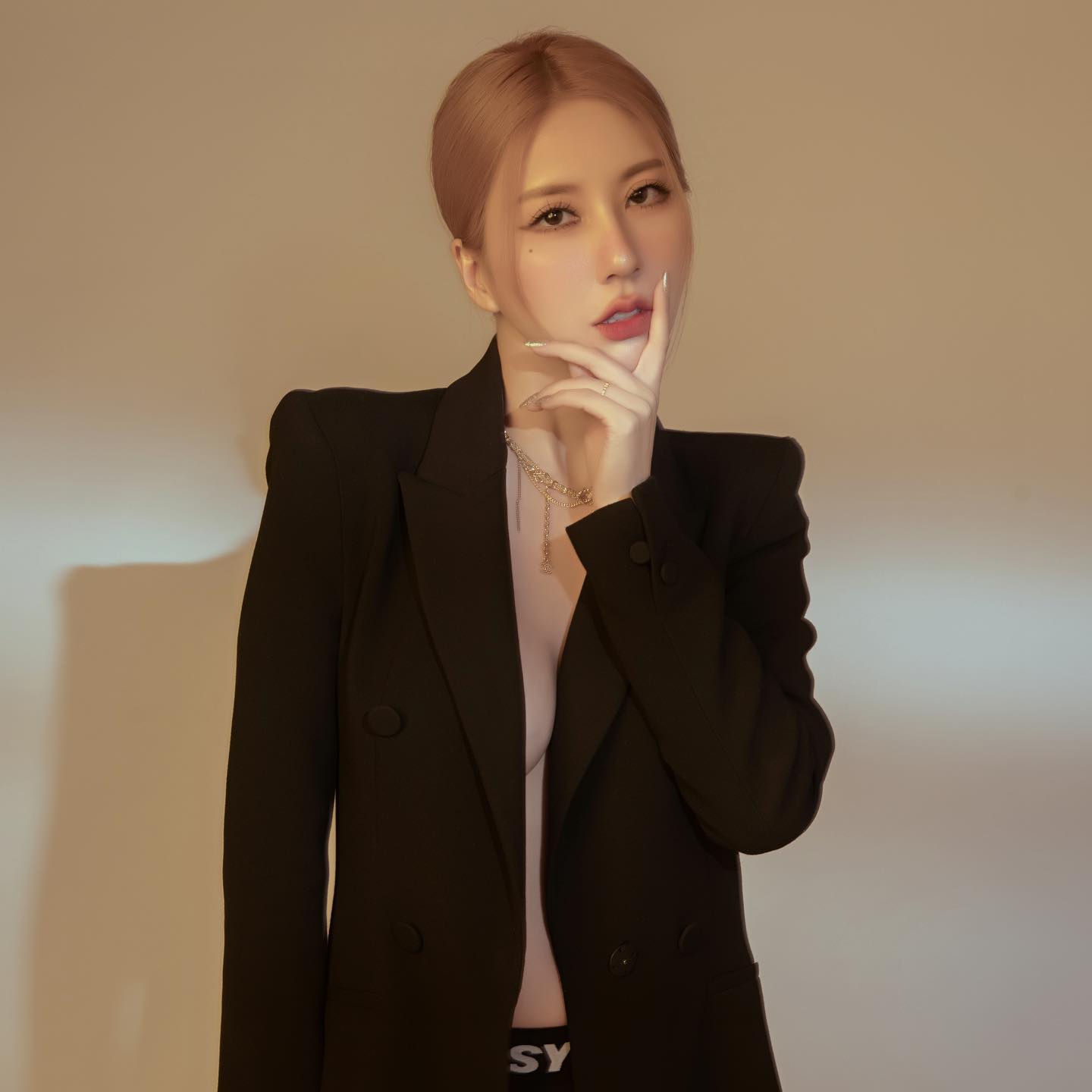 😡不要乱摸好吗？“黑人”咸猪手韩国美女啦啦队员 遭球迷怒喷
