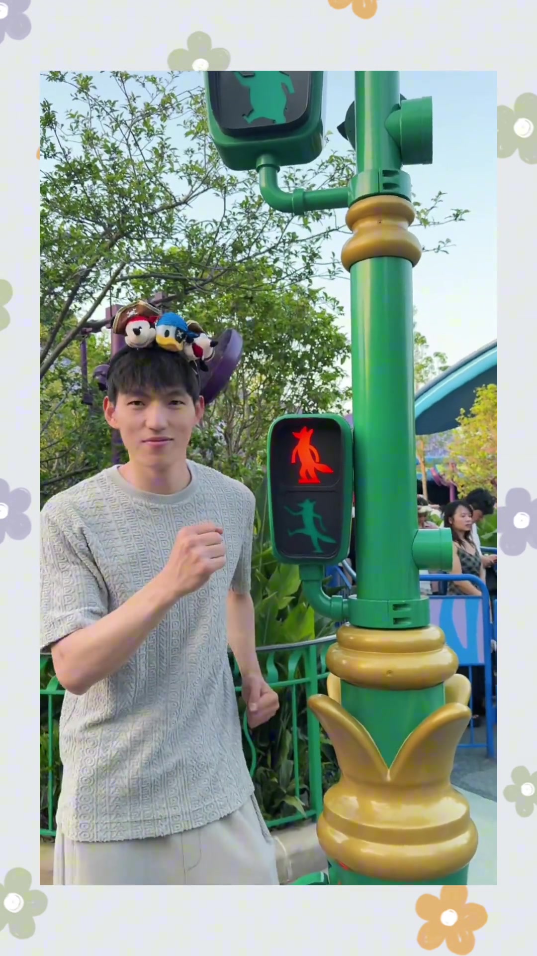 吴前妻子晒视频打卡迪士尼：加起来六十岁的人寻找童心