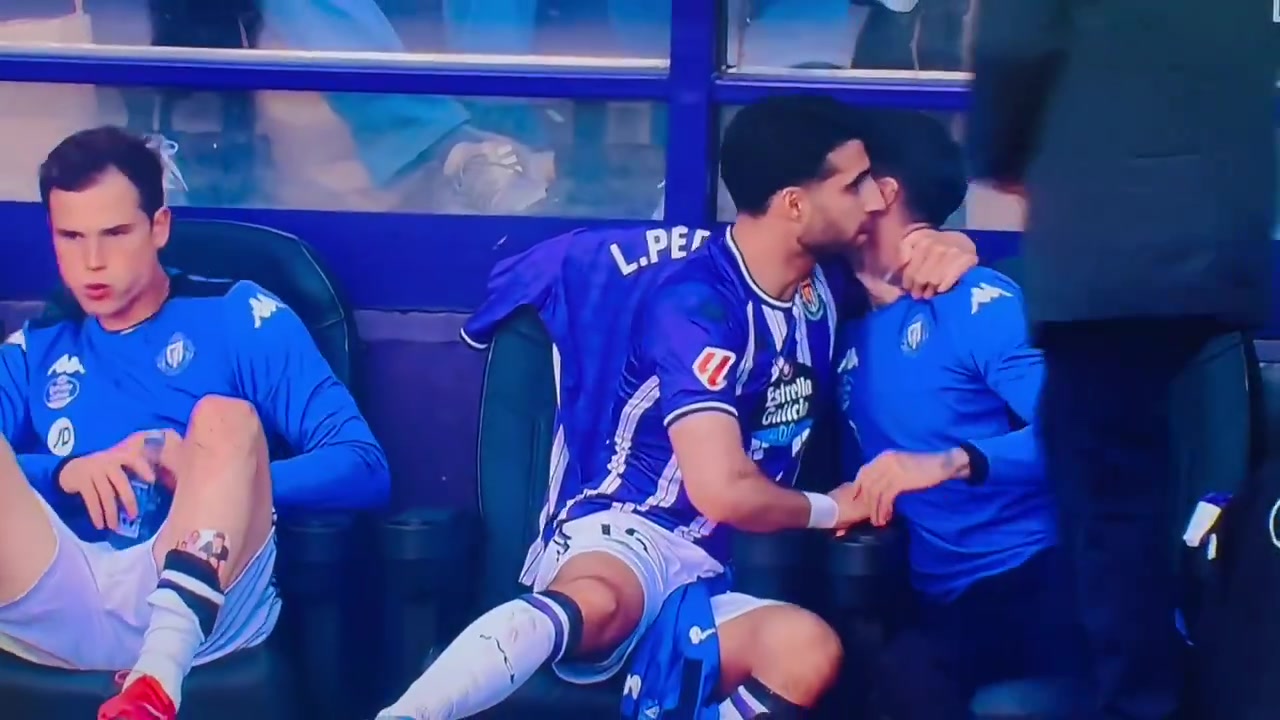 在替补席拳打队友💣巴拉多利德对赛中内讧的两名球员罚款处罚