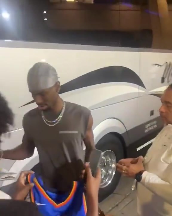 贴脸开大😂赛后球迷对SGA大喊：你给裁判塞了多少钱？