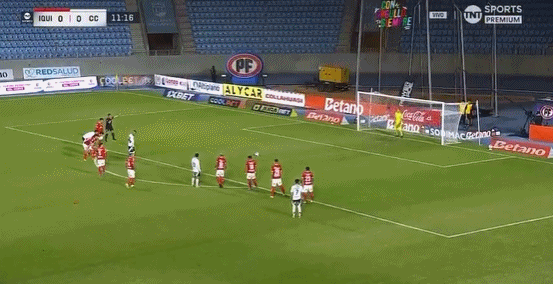 离谱！38岁比达尔踢飞点球+头球乌龙，恼羞成怒与自家门将大吵